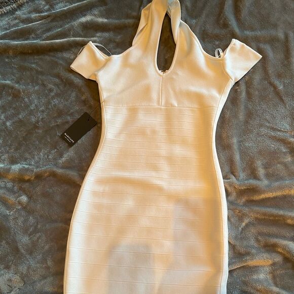 Marciano. - new w tags -Key hole white Sm bandage dress - Picture 2 of 7